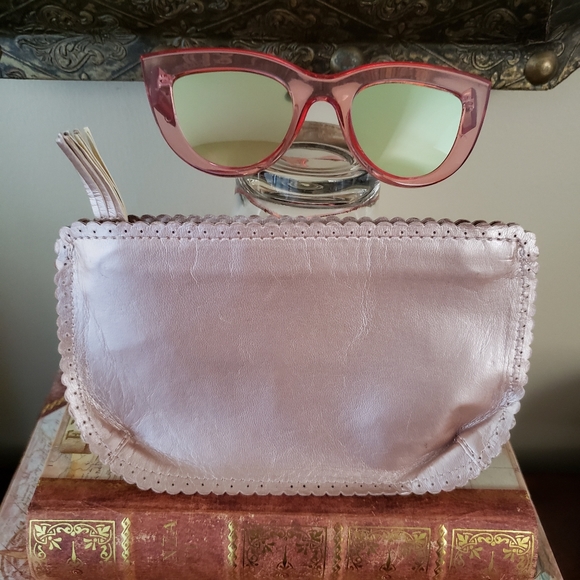 Cat's eye sunglasses with carrying pouch. - Picture 6 of 7